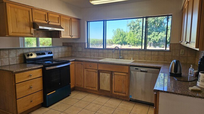 Building Photo - Cute farmhouse with lots of upgrades