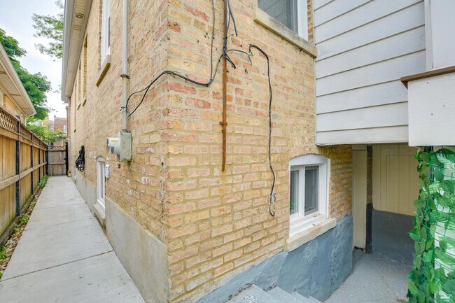 Building Photo - 4642 W Montana St