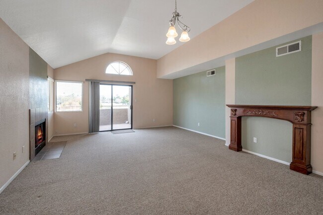 Building Photo - Stunning 2-bedroom, 2-bathroom house located in the desirable area of Scottsdale, AZ.