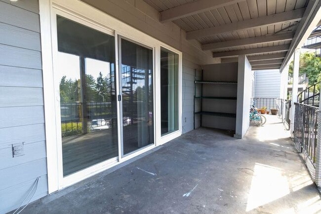 Building Photo - Spacious 2 bedroom apartment at French Cha...