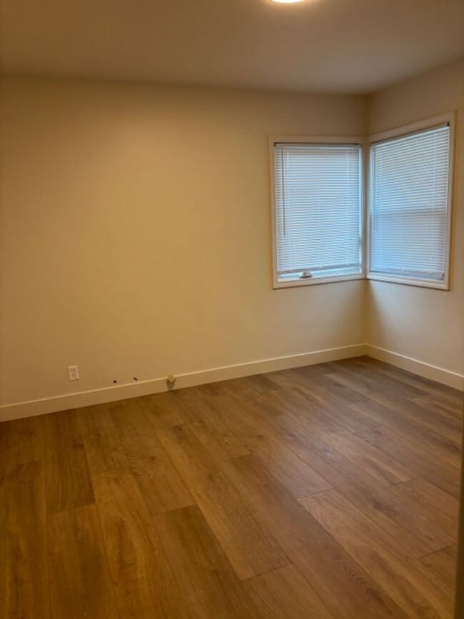 Building Photo - Charming House Close to Downtown