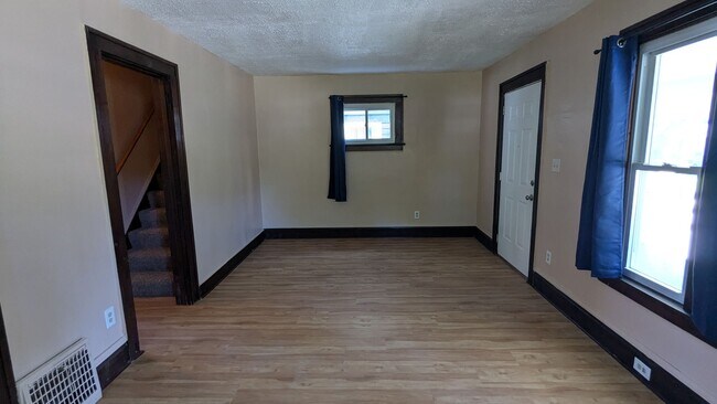 Building Photo - Spacious 4-bedroom, 1.5-bath home in Akron