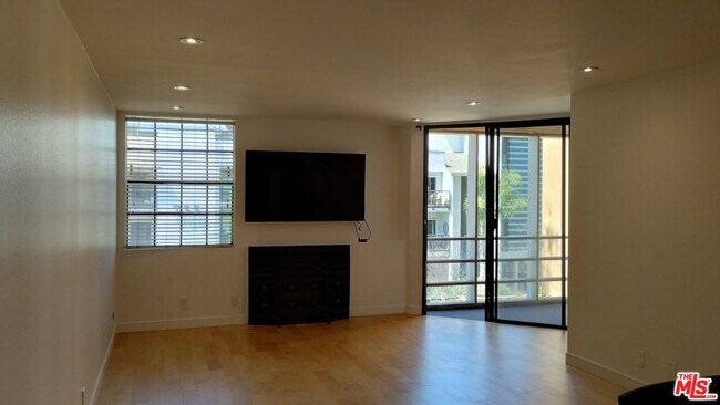 Building Photo - 740 Kings Rd