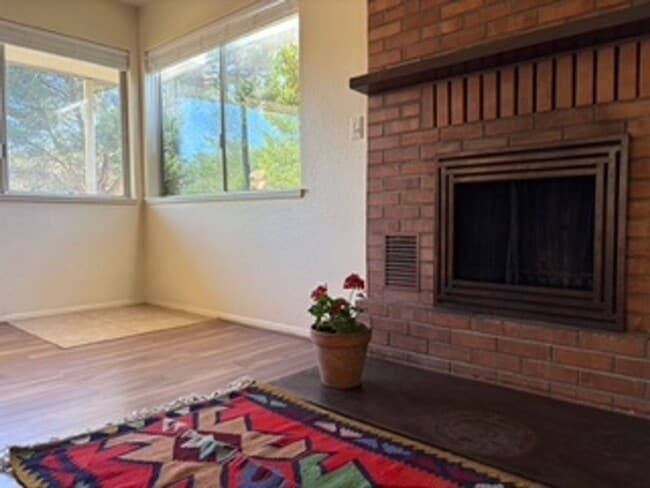 Building Photo - Cozy, West Sedona home with large fenced b...
