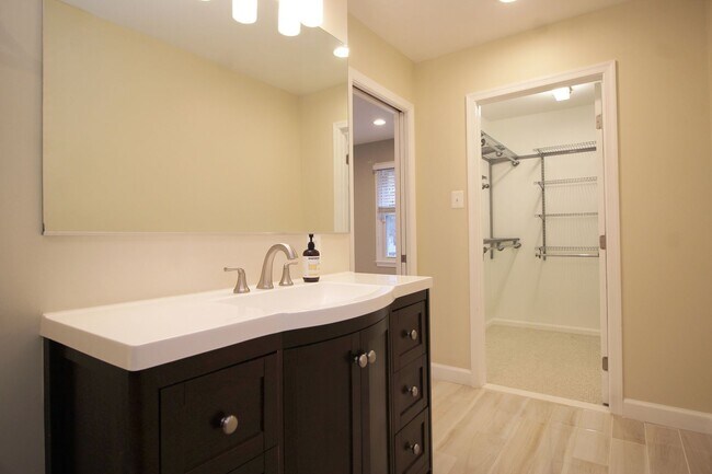 Building Photo - Large 4BR/3B Brick Home