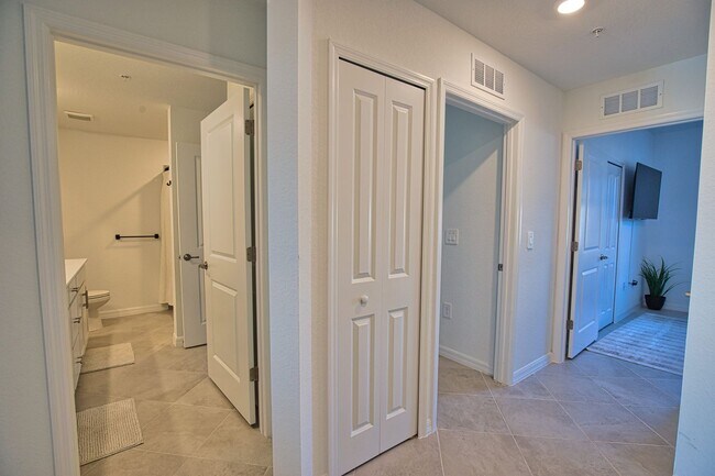 Building Photo - Seasonal Short-Term 3 Bedroom 2 Bathroom First Floor Condo located in Wellen Golf & Country Club!