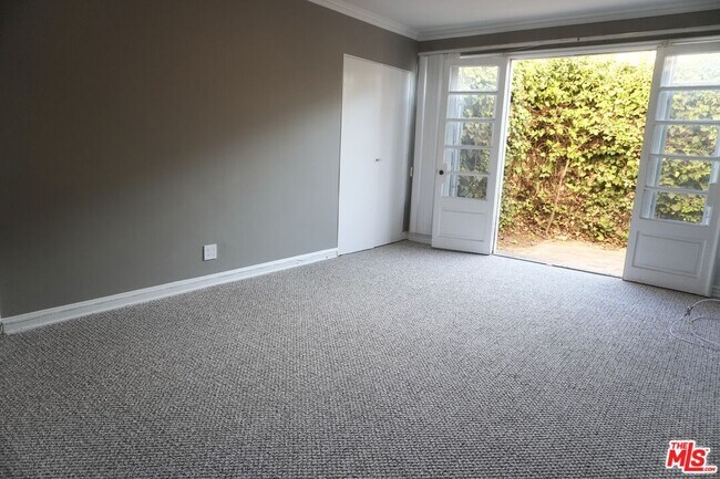 Building Photo - 951 Masselin Ave