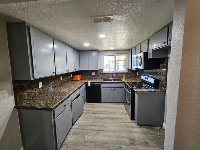 Building Photo - Welcome Home! Spacious Floor Plan 3 Bed 2 ...