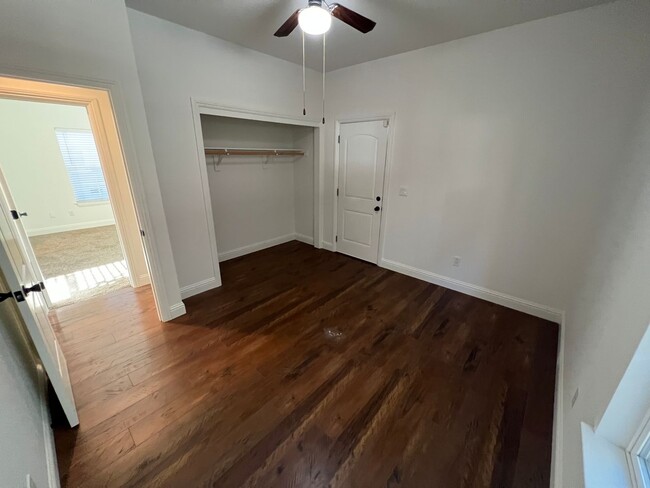 Building Photo - 3 Bed / 2 Bath | North Oak Park Home Avail...