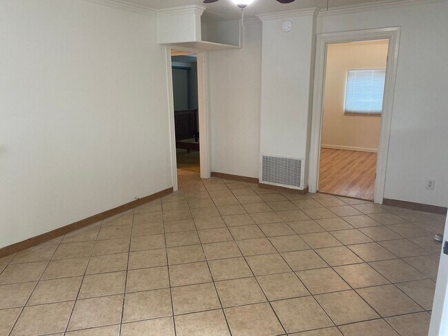 Building Photo - La Luna