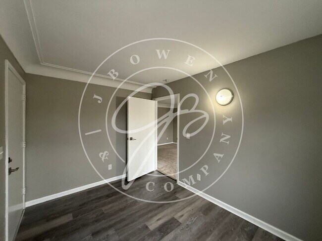 Building Photo - "Spacious 4-Bed Duplex in Toledo