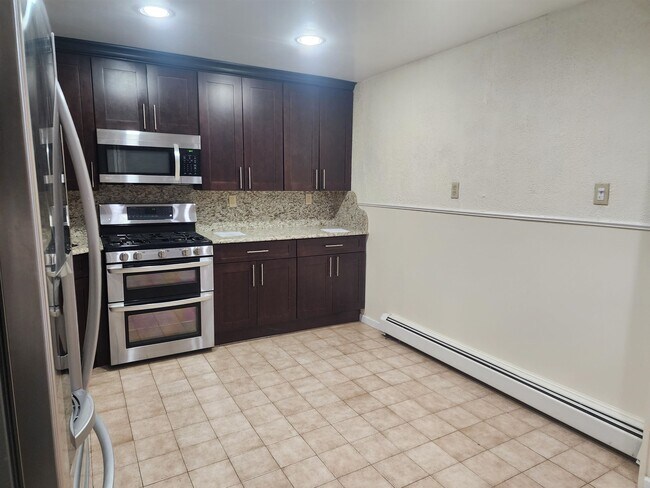 Building Photo - 122 Jewett Ave