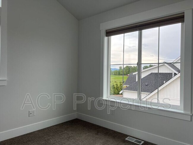 Building Photo - 1570 Farmview Ter