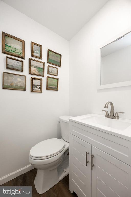 Building Photo - 353 William St