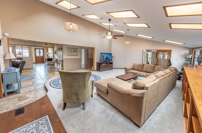 Building Photo - Stunning 4 Bed 3 Bath with a Pool!