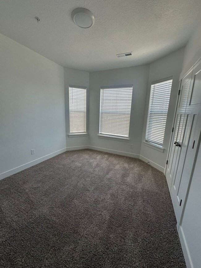 Building Photo - 12727 Skyline Lp Ln
