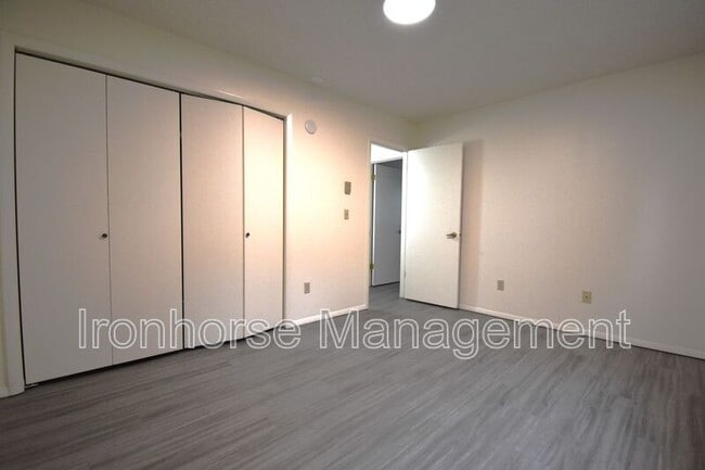 Building Photo - 811 W Villard St