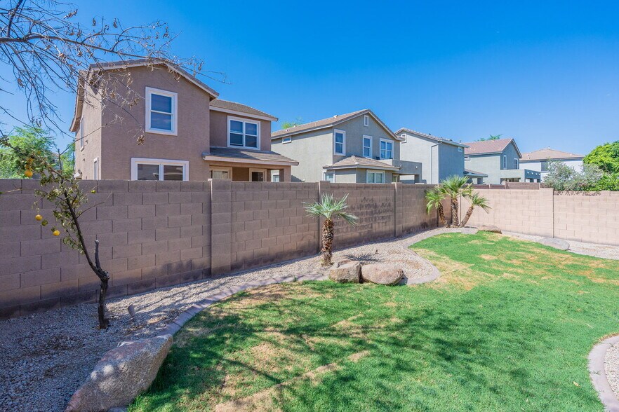 Building Photo - 2225 E Sunland Ave