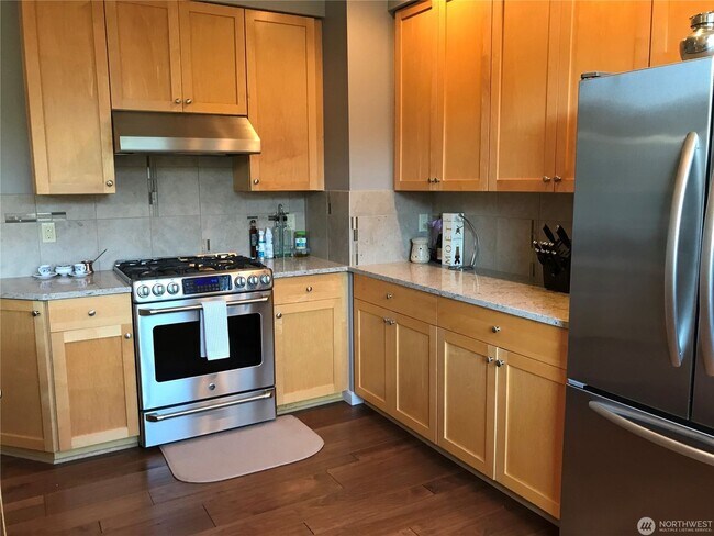 Building Photo - 2bd/2ba Kirkland Condo