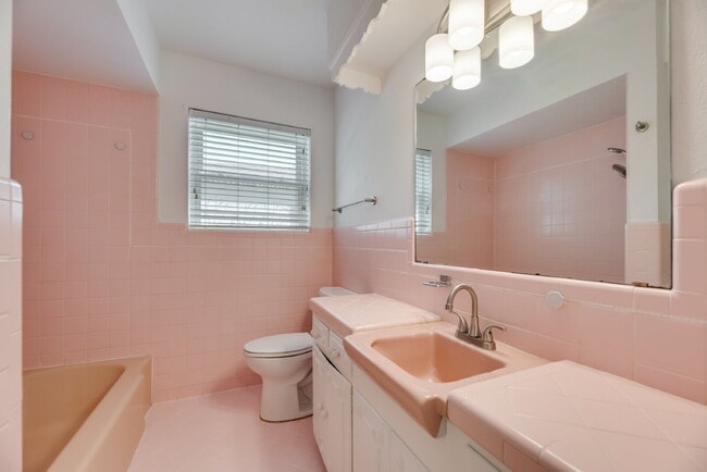 Building Photo - Gorgeous 2 Bed, 2 Bath Lochwood Home!