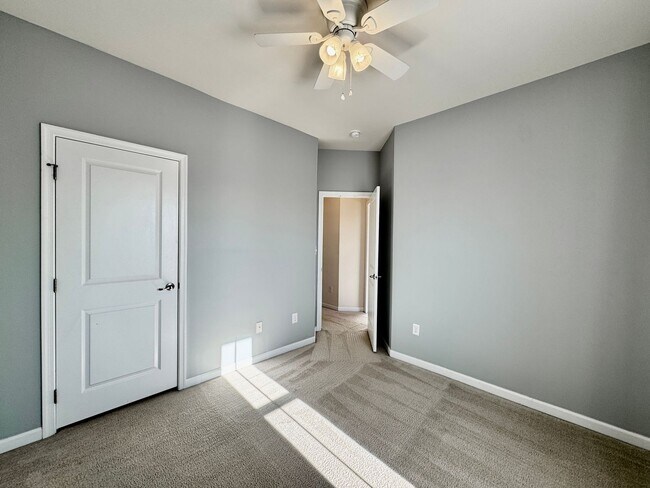 Building Photo - Available 07-08-26! Townhouse w/Garage - Pet Friendly - All Appliances Convey!