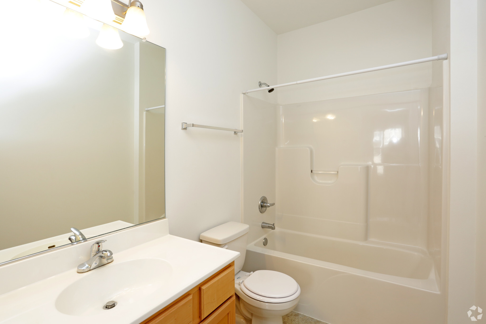 1BR, 1BA - 615 SF - Bathroom - The Ridge Apartments