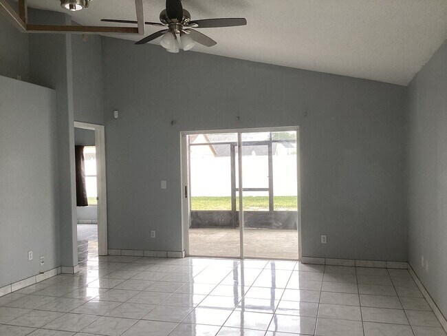 Building Photo - Beautiful Home 3x2