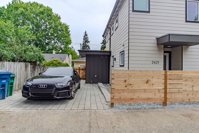 Building Photo - 2Bd/2.25Ba Seattle Home