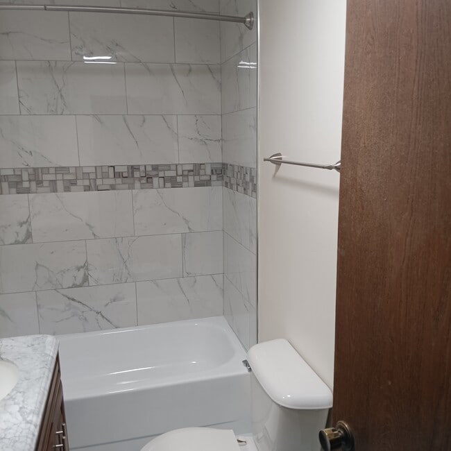 Building Photo - 220 Taft St