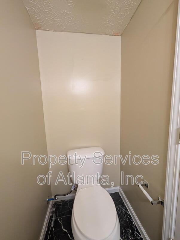 Building Photo - 314 Country Club Dr