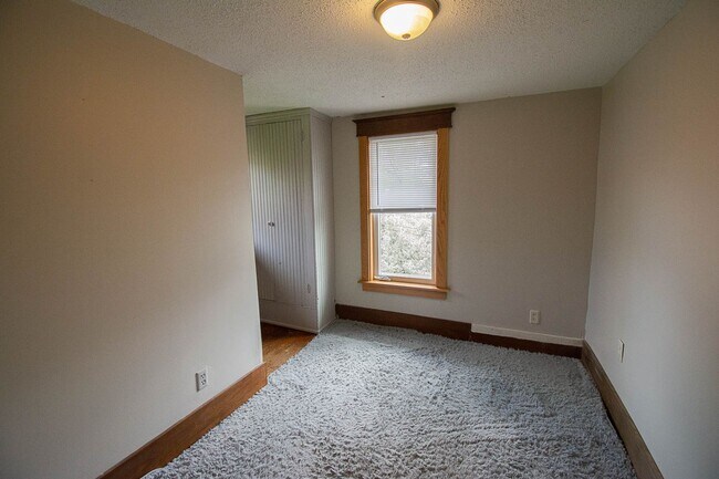 Building Photo - 1321 3rd Ave NW