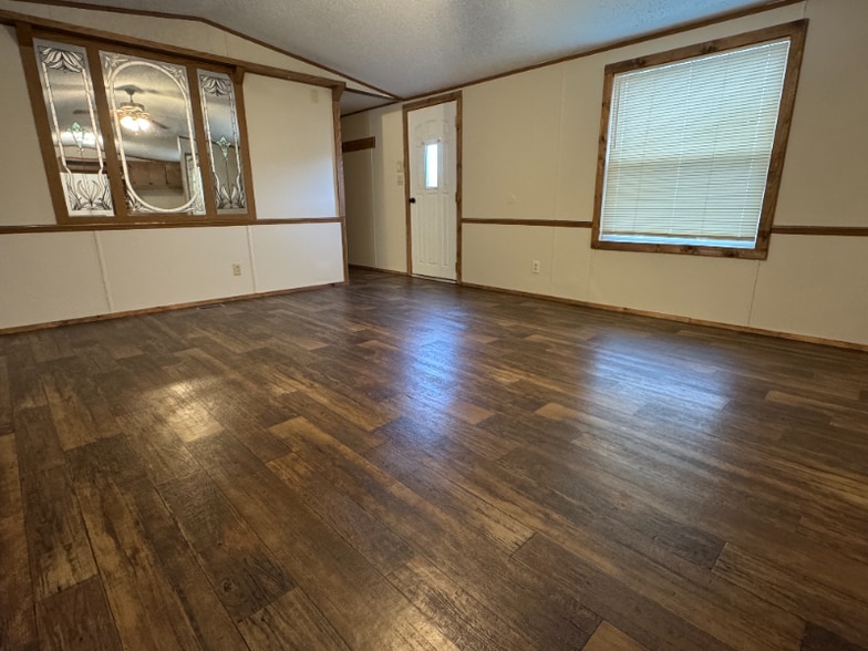 Primary Photo - 4664 US-30