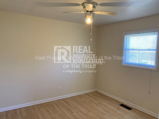 Building Photo - 903 E Bragg St