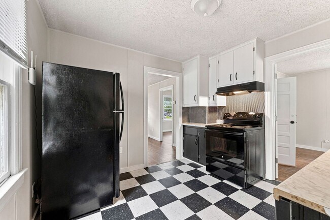 Building Photo - 512 E Cozy St