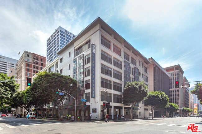 Building Photo - 630 W 6th St