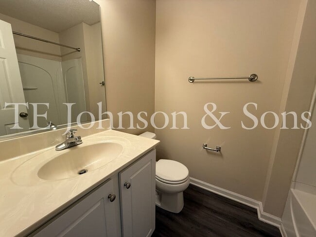 Building Photo - Lovely 2 Bedroom Condo Off Hwy 150