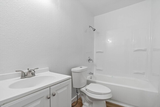 Building Photo - 3 Bedroom 1 Bath Remodeled Home