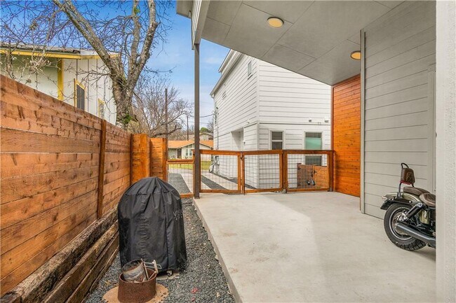 Building Photo - 1609 J J Seabrook Dr