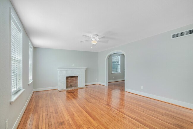 Building Photo - 4618 Avenue S 1/2