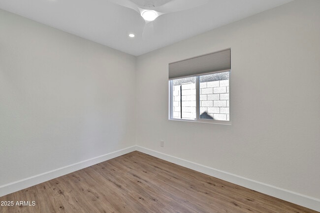 Building Photo - 1362 E Wickieup Ln