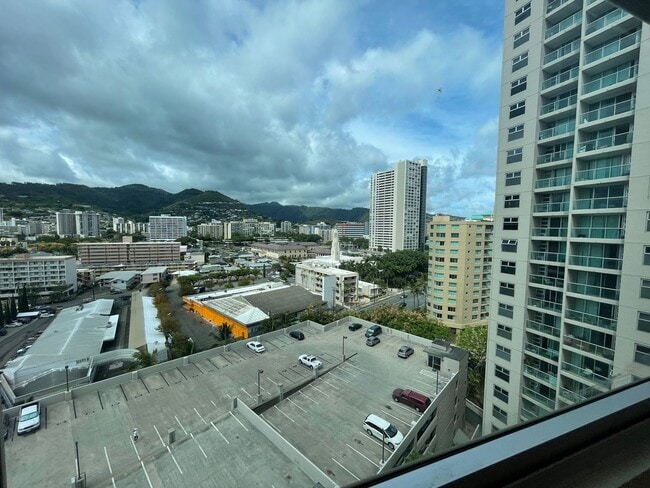 Building Photo - Centrally and Conveniently located  1 Bed 1 Bath 1 Parking Makiki