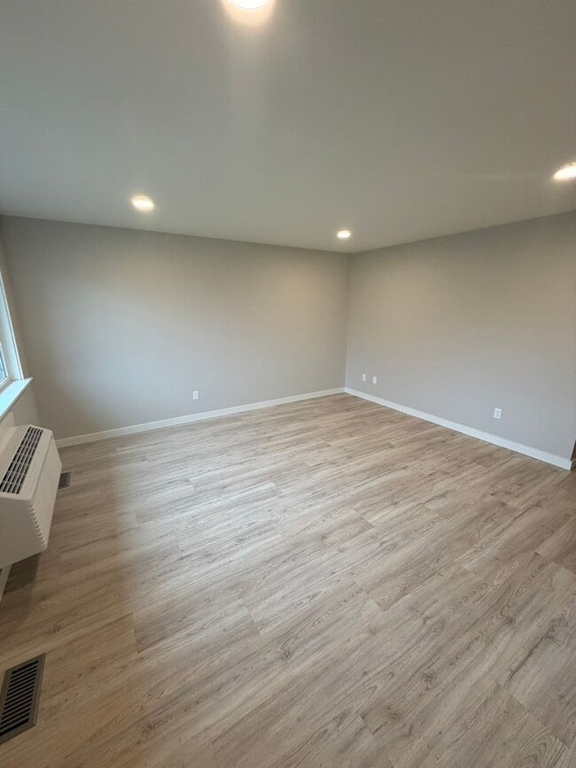 Building Photo - Newly Remodeled Large 2 Bedroom!