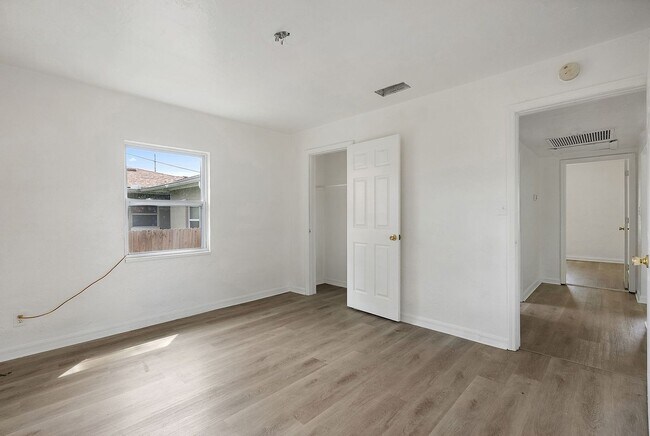 Building Photo - 623 37th Ave S