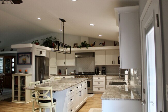 Building Photo - Gorgeous