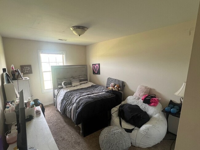 Building Photo - 4 Bedroom, 2.5 Bath Townhome - Available A...