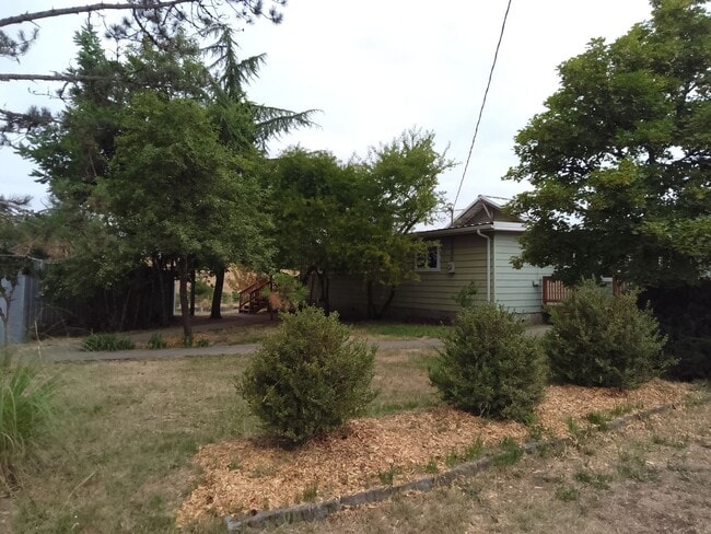 Building Photo - 4500 NW McLoughlin Dr
