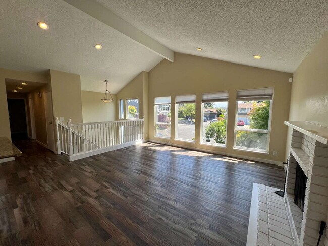 Building Photo - 5 Bedroom Home in Cul-de-sac AVAILABLE NOW!