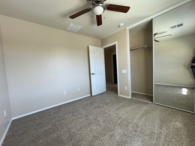 Building Photo - Ray & Signal Butte 4 Bedroom + loft/den