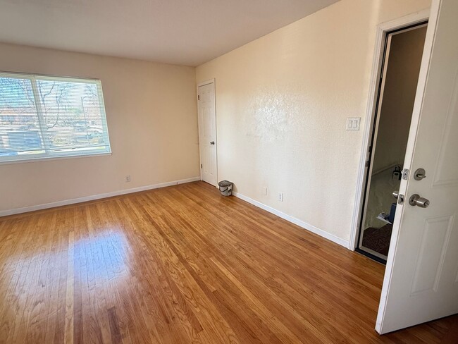 Building Photo - 1265-1271 Parkington Ave