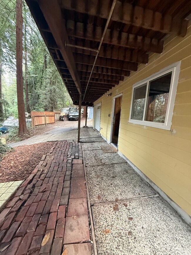 Building Photo - 729 Willow Wy